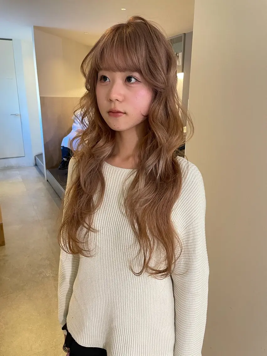 ロング カラー ロングレイヤー ベージュカラー ブリーチ ブロンド ケアブリーチ カット ヘアカラー トリートメント MIU/ルーツカラー 顔まわりレイヤーのヘアスタイル