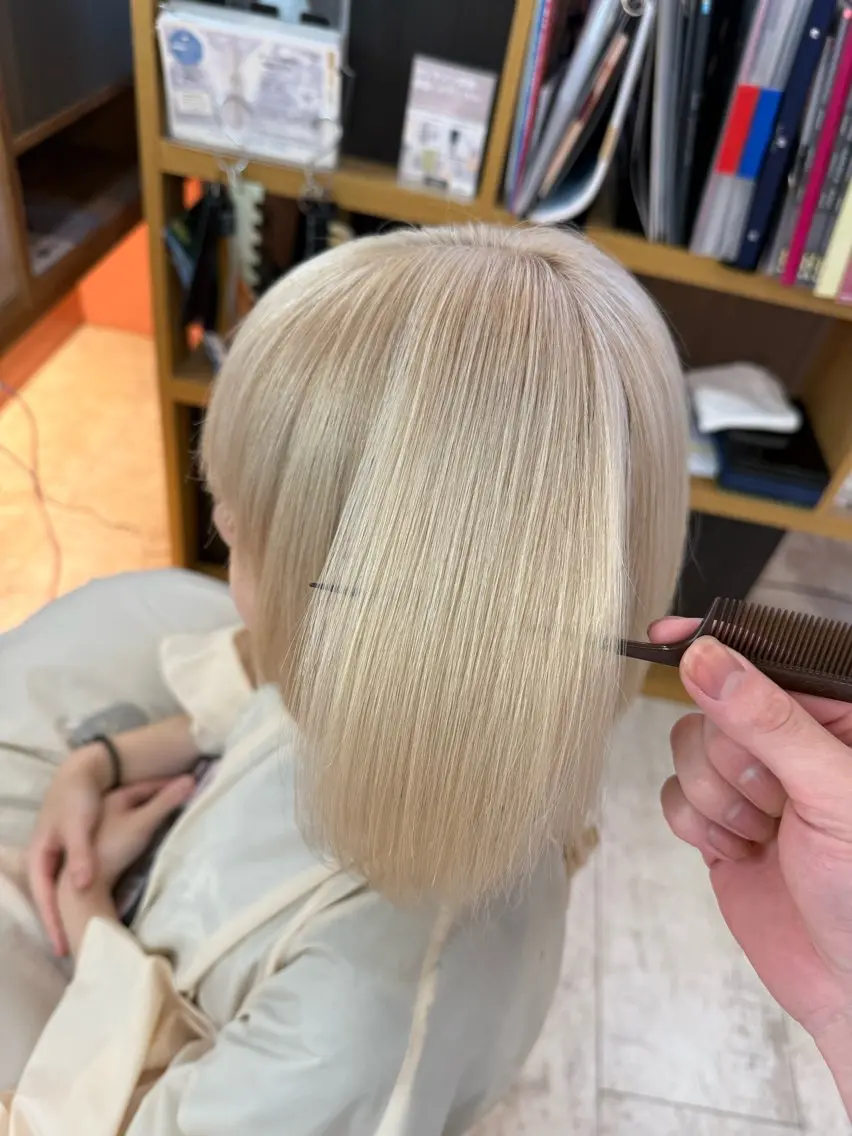 ミディアム ヘアカラー ボブ、レイヤー、 ハイトーン、古淵のヘアスタイル