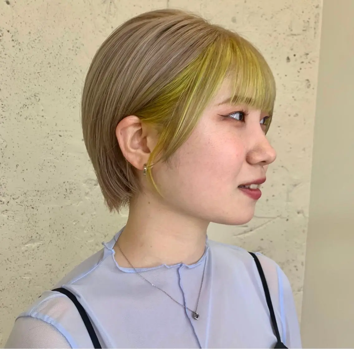 ショート ミストバング ヘアカラー トリートメント ハイトーン🤍 古江 実夢のヘアスタイル