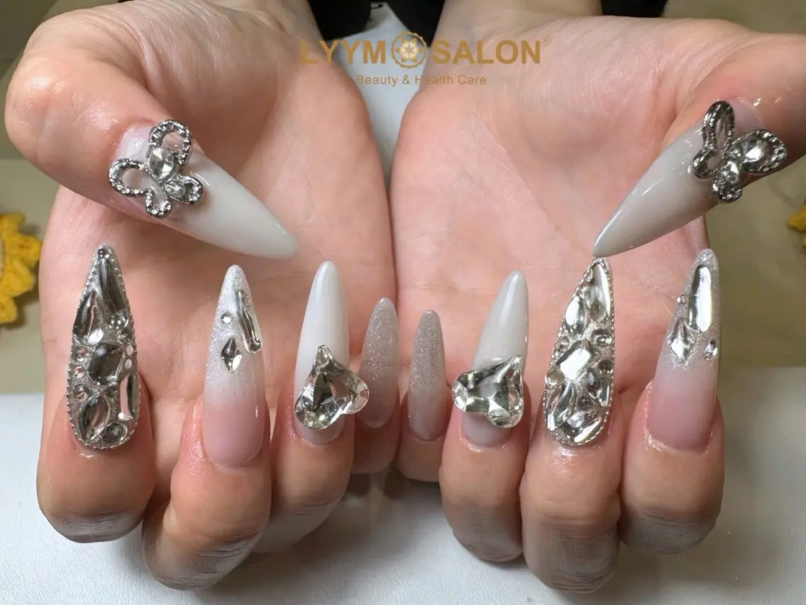 ネイル 長さ出し ミラーネイル シルバー ハンドネイル LYYM Salonのネイルデザイン