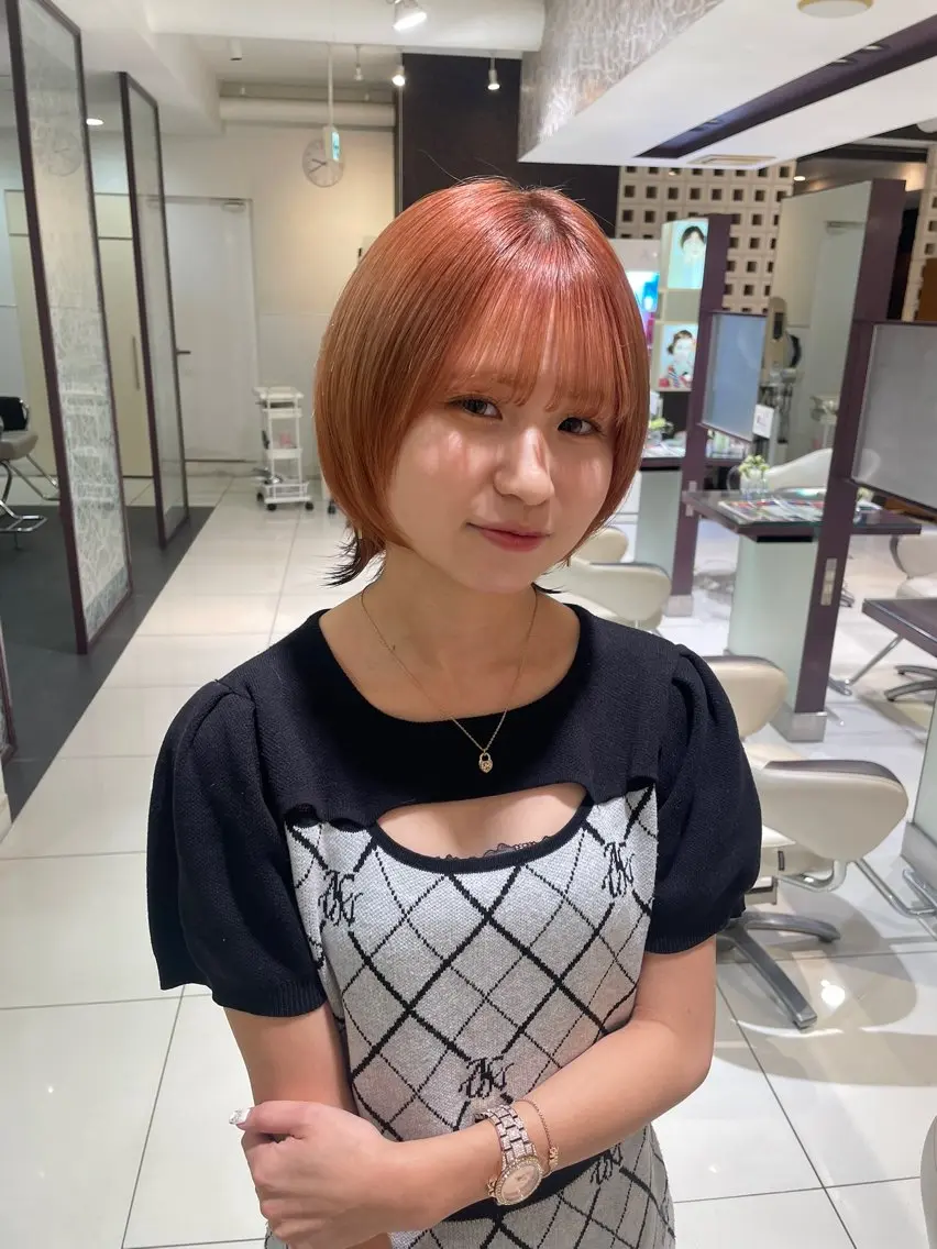 ショート カラー ベージュカラー 黒髪 デザインカラー オレンジ オレンジベージュ まるやま ひなこ/艶髪カラーのヘアスタイル