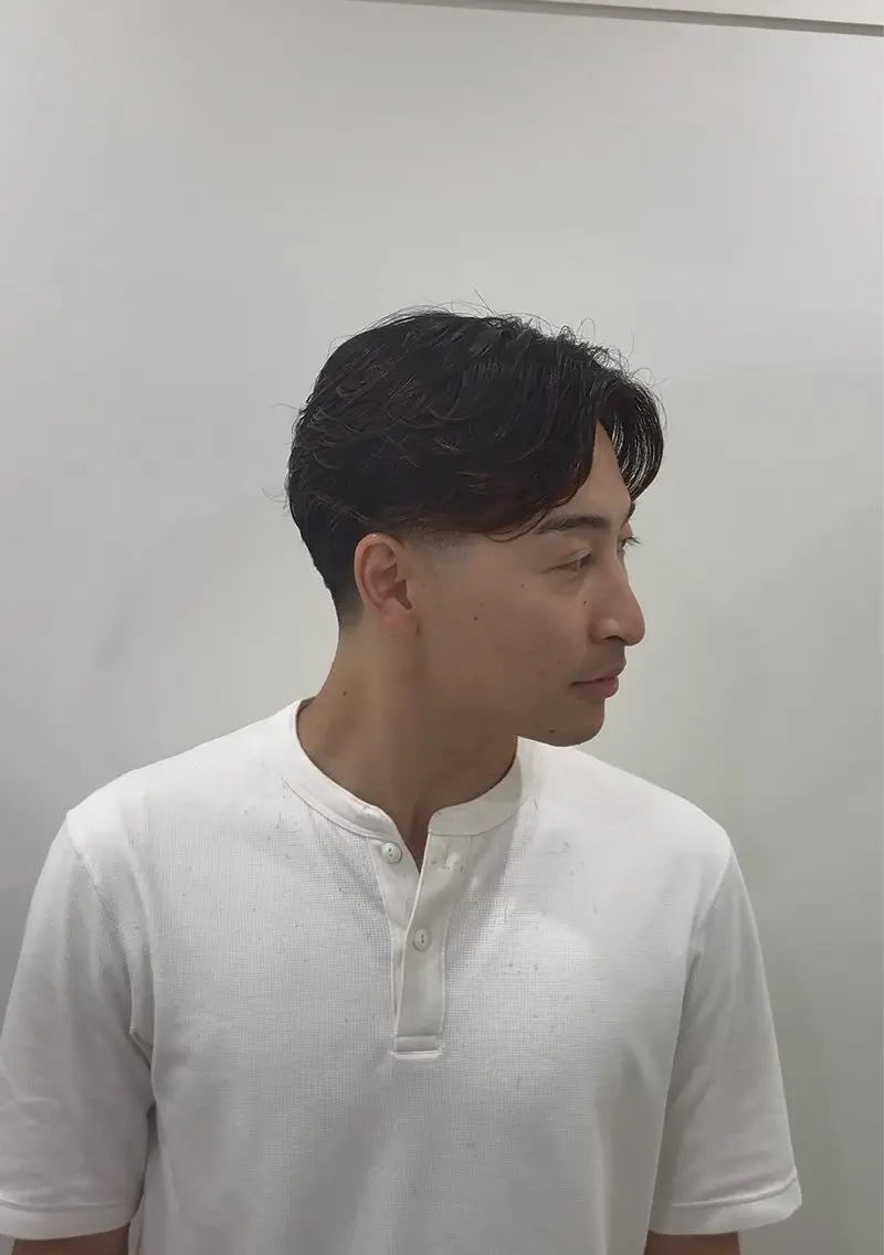 ショート パーマ メンズ センターパート フェードカット 刈り上げ カット パーマ SHUN札幌 メンズパーマフェードのヘアスタイル