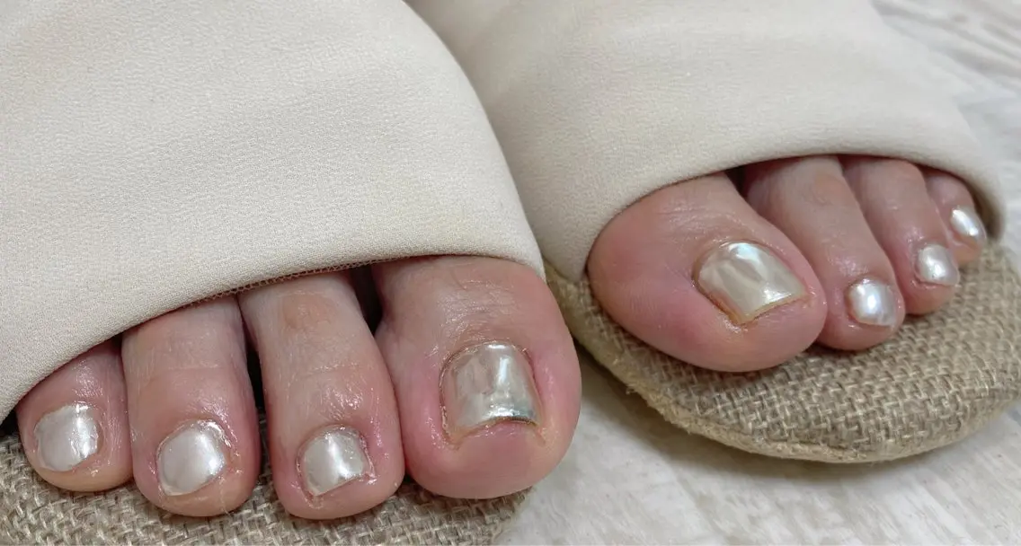 ネイル フットネイル ミラーネイル ニュアンスネイル🌈 MYU Nailsのネイルデザイン