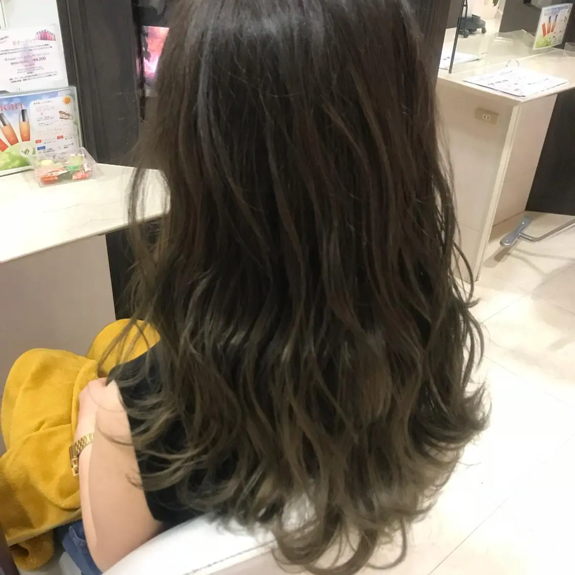 セミロング カラー 透明感カラー グレージュ ハイライトカラー ハイライト カット ヘアカラー Oopsレイヤー 加藤澄都のヘアスタイル