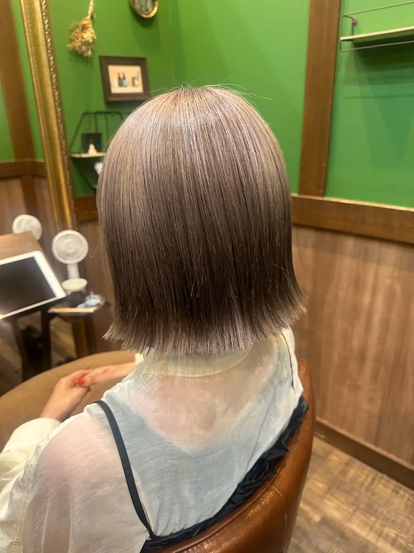 ミディアム カラー ベージュカラー ブリーチ ミルクティーベージュ 🪼スペースサロン アラキ🪼のヘアスタイル