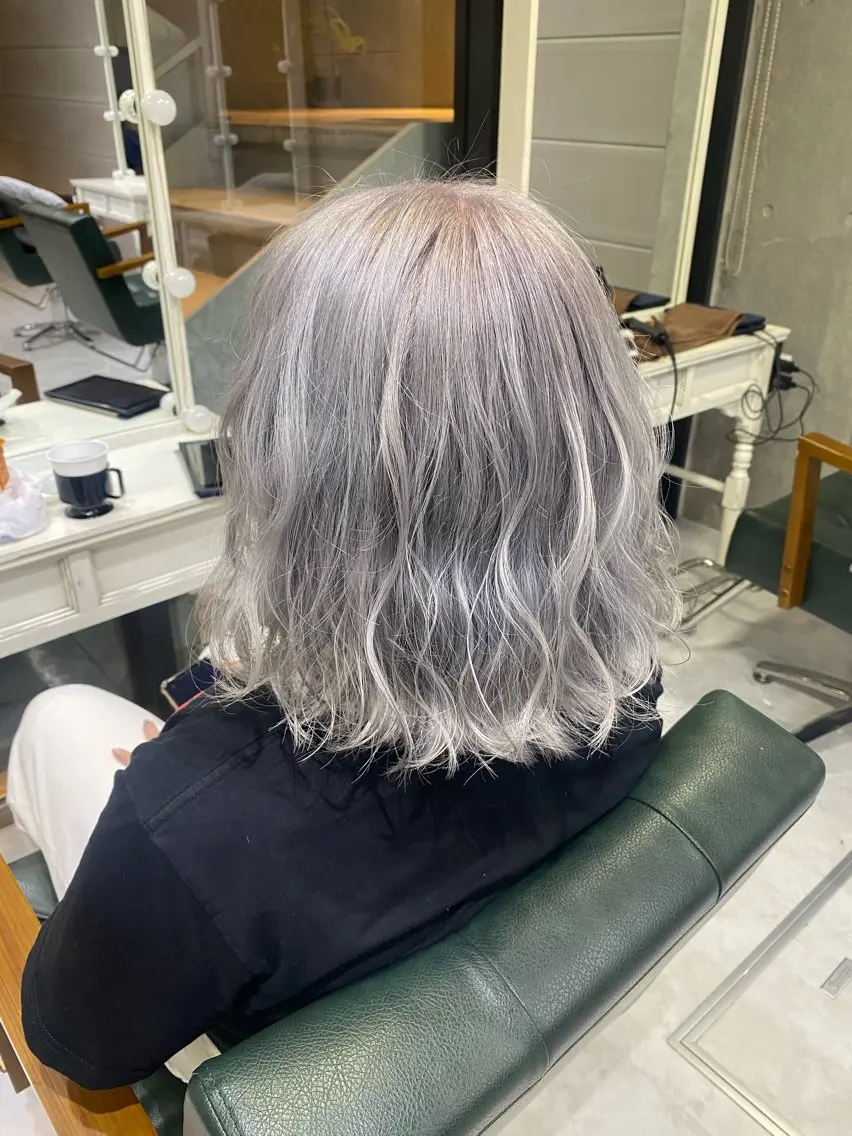 ミディアム カラー ブリーチ シルバー ホワイトシルバー ヘアカラー 金子 真悠のヘアスタイル