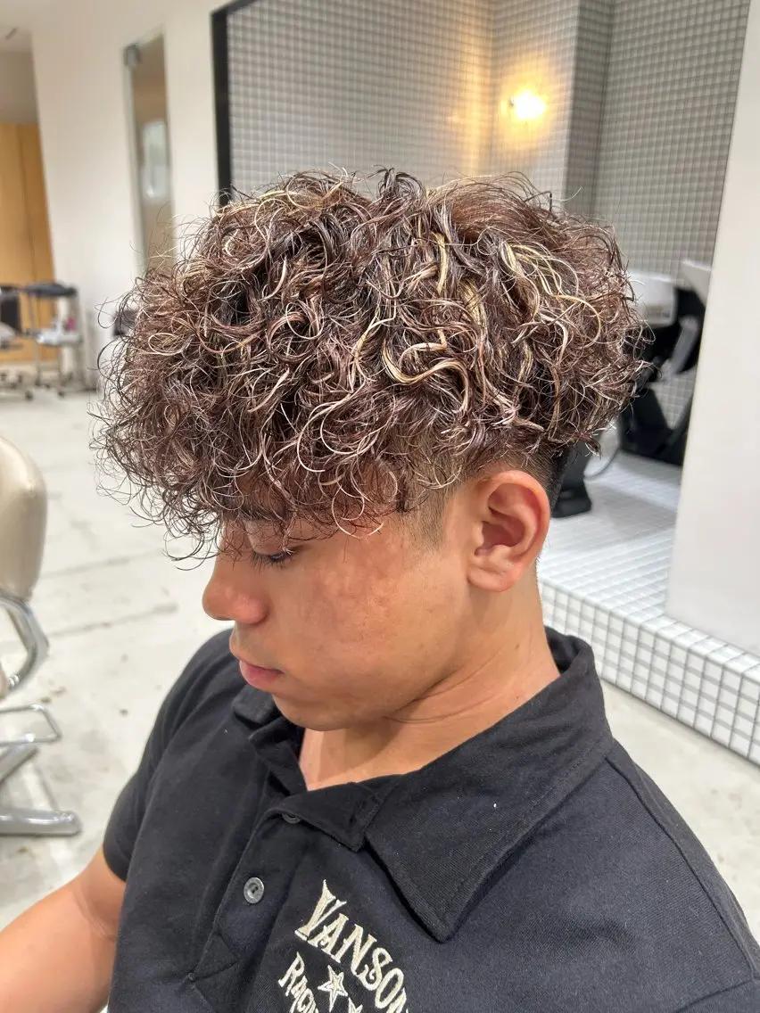 カラー パーマ メンズ フェードカット メンズハイライト メンズパーマ スペインカール ハイライトカラー カット ヘアカラー パーマ 🐲ツイスパ🐲 フェード/龍のヘアスタイル