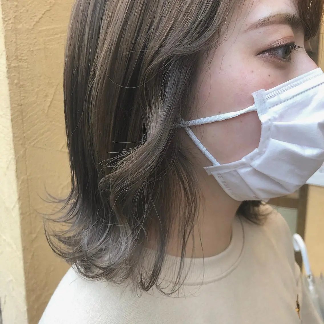 ミディアム カラー グレージュ 川元 汐音のヘアスタイル