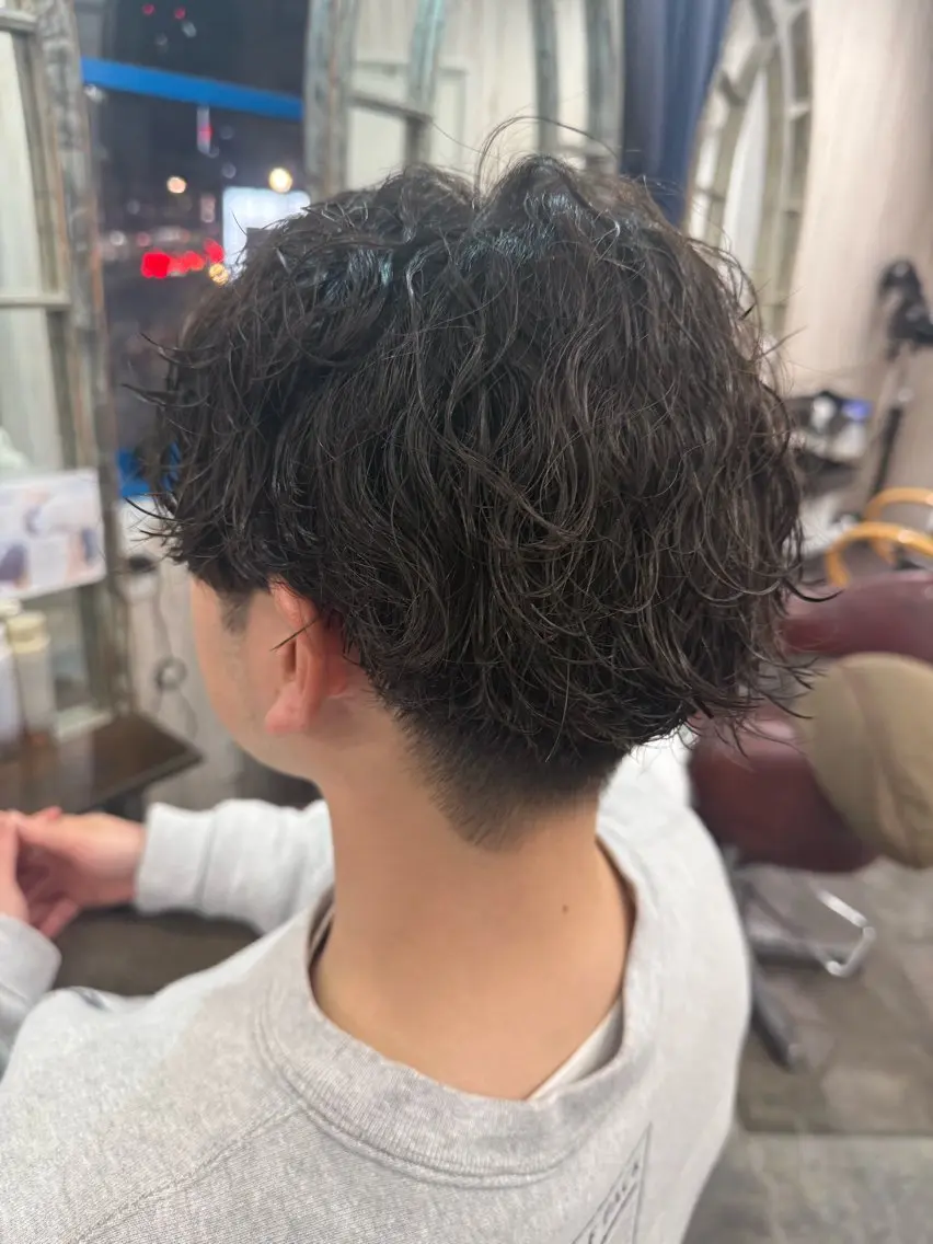 ショート パーマ メンズ メンズパーマ 波巻きパーマ カット パーマ カットパーマ✂️ 小坂田玲亜のヘアスタイル