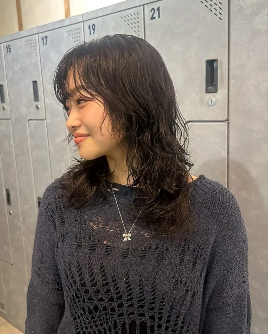 ミディアム ミディアムパーマ レイヤーカット ウルフカット ウルフレイヤー 小泉 璃子のヘアスタイル
