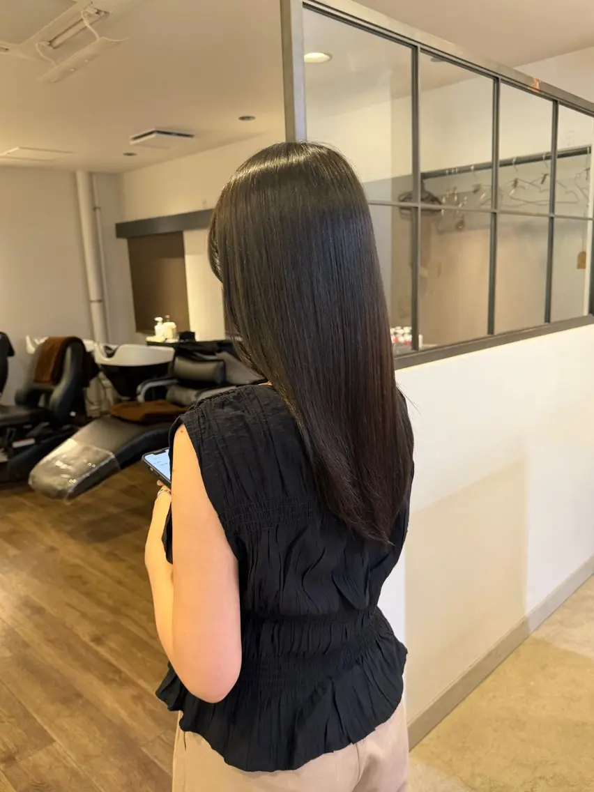 セミロング カラー ブラウンカラー オリーブブラウン ヘアカラー 髪に優しい 透明感ワンカラー🫧のヘアスタイル