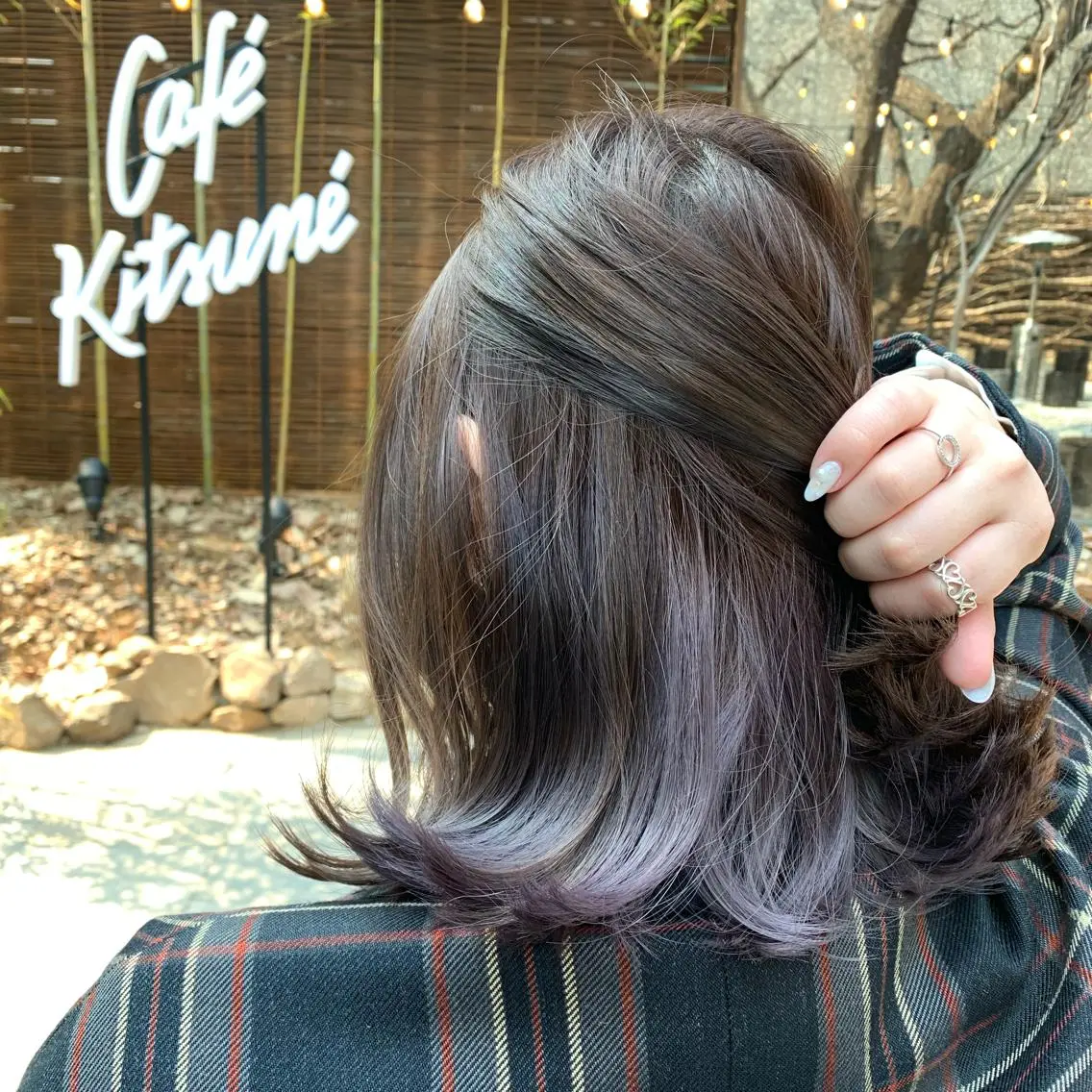 ミディアム カラー ブリーチ インナーカラー パープルカラー 外ハネヘア ツバサ 髪質改善のヘアスタイル
