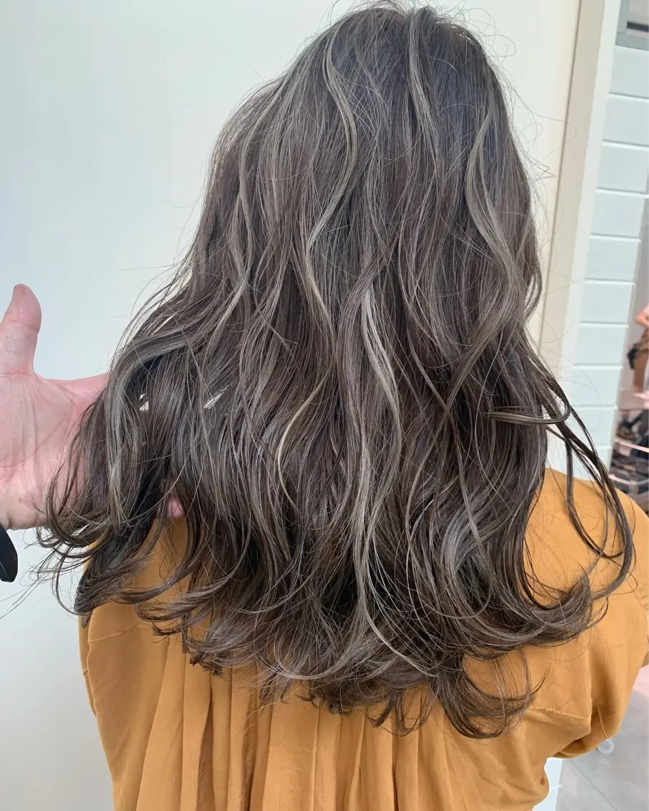 ロング カラー ハイライトカラー ハイライト ヘアカラー トリートメント CHERIEブリーチ ダブルカラー 天神のヘアスタイル