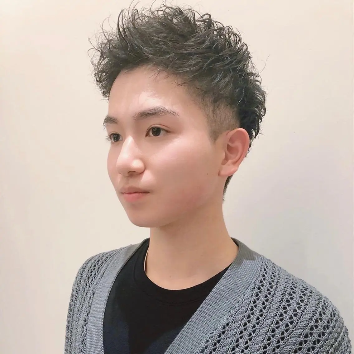 ショート メンズ アップバング ツーブロック カット 角田 翔太郎のヘアスタイル