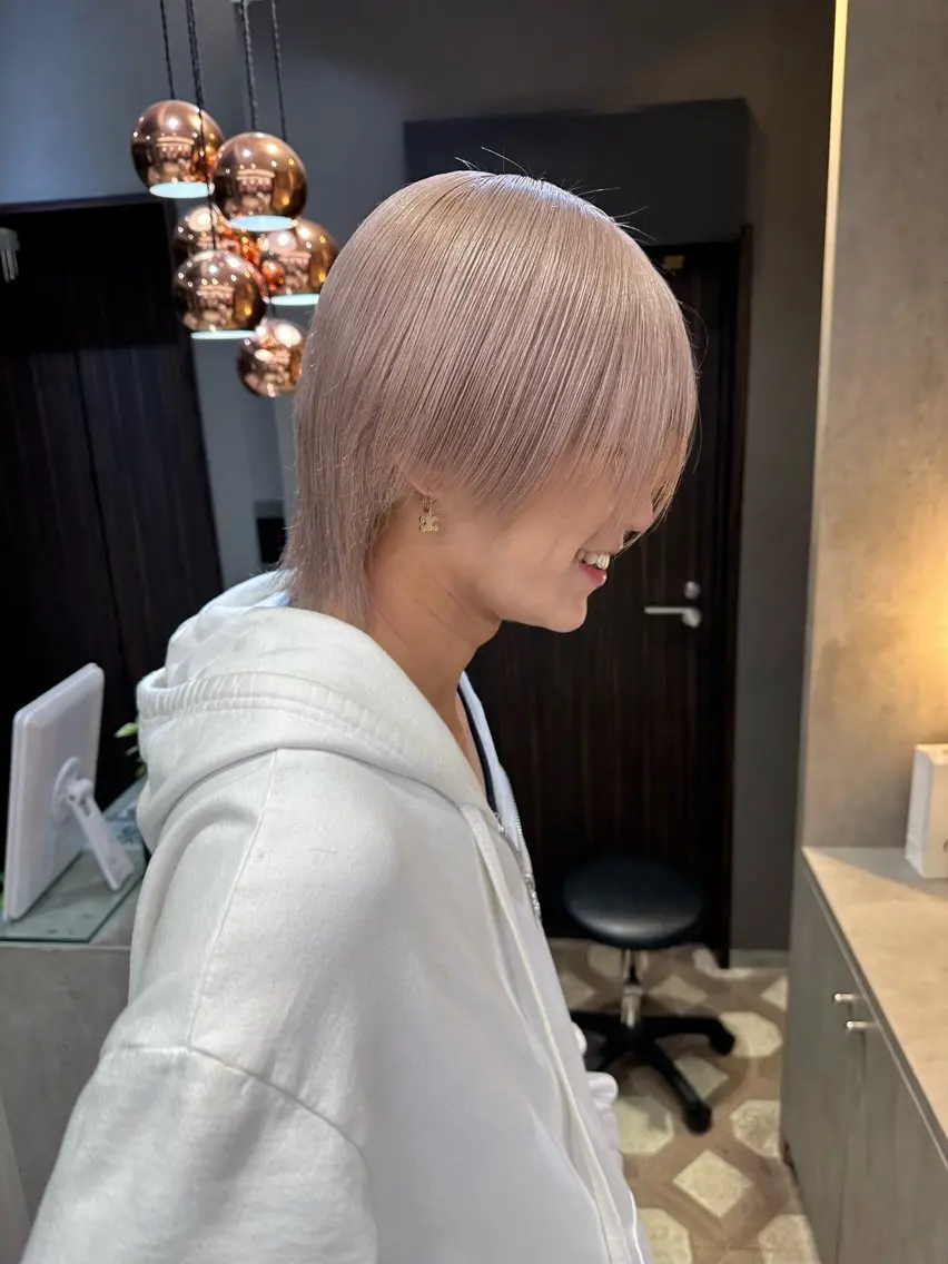 ミディアム カラー メンズ メンズブリーチ メンズハイトーン ブリーチ ケアブリーチ 透明感カラー カット ヘアカラー トリートメント 天神暖色カラー レイヤー・髪質改善のヘアスタイル
