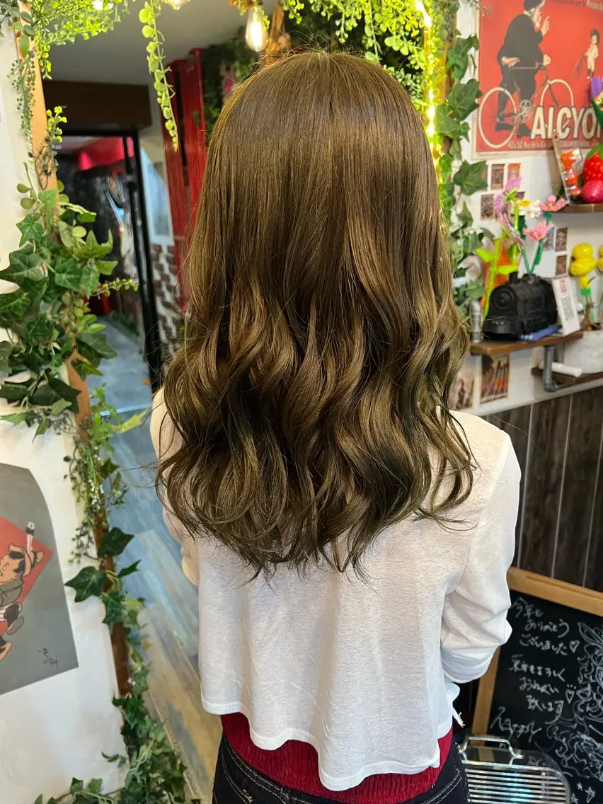 セミロング カラー ベージュカラー ブリーチ ブリーチなしカラー オリーブベージュ カット ヘアカラー カラーパティシエ facce🌼ikoのヘアスタイル