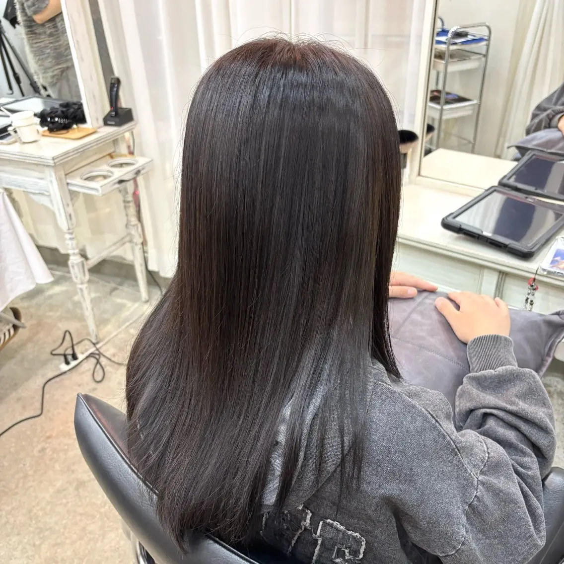 セミロング カラー 透明感カラー グレージュ ヘアカラー トリートメント 艶髪‎カラー🤍 RIKAのヘアスタイル