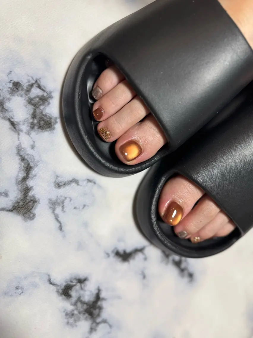 ネイル ブラウン フットネイル キラキラネイル マグネットネイル ミラーネイル plum nailのネイルデザイン
