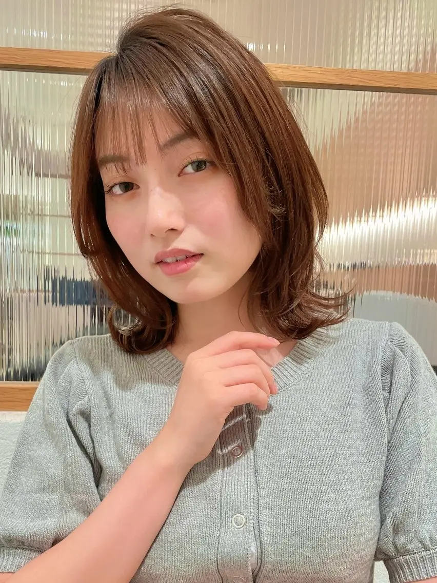 セミロング 米澤 由衣のヘアスタイル