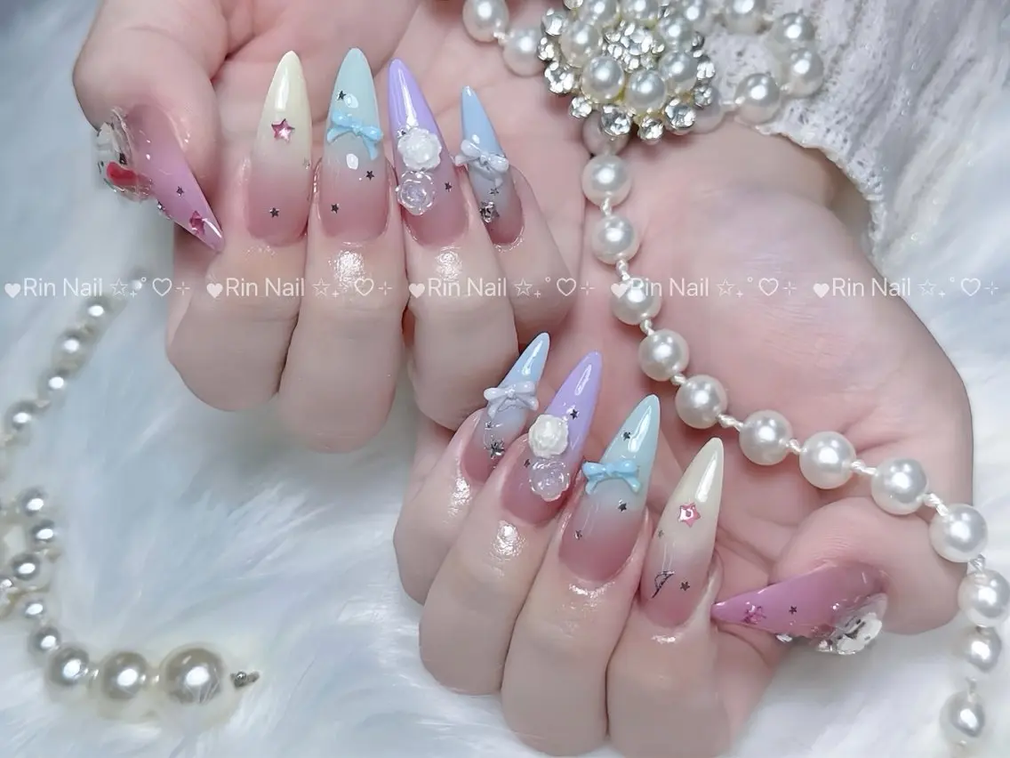 ネイル ブルー フラッシュネイル フラワーネイル ホログラムネイル キラキラネイル ハンドネイル Rin Nail 新大久保店のネイルデザイン