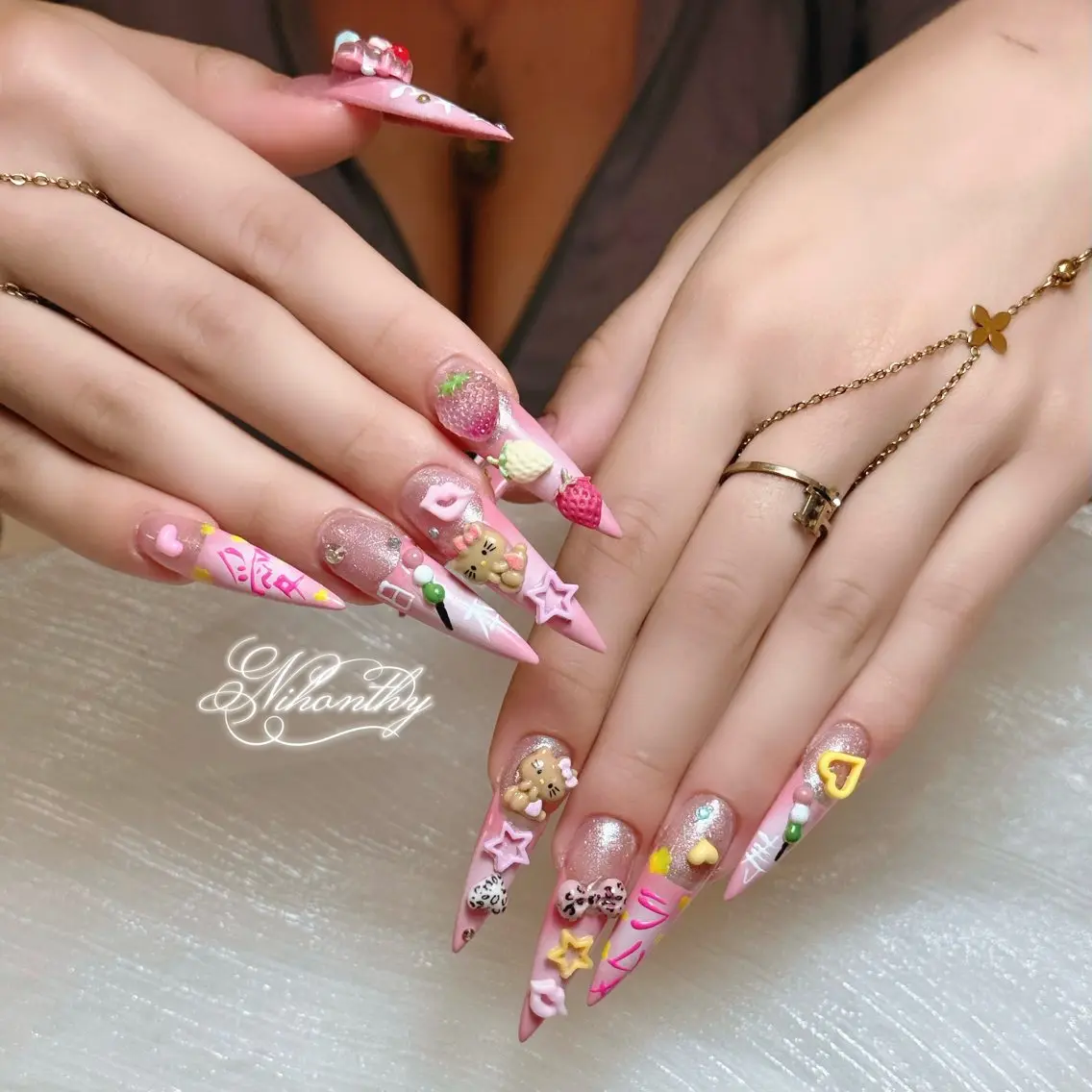 ネイル チークネイル ドット フットネイル フレンチネイル グラデーション ハンドネイル ハンドケア Nihonthy Nail 新宿のネイルデザイン