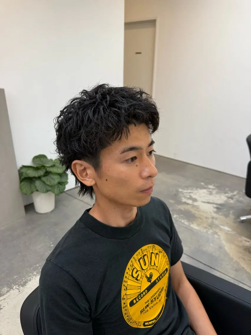 ショート パーマ メンズ センターパート フェザーパーマ メンズ韓国風 メンズパーマ スパイキーショート 古賀 雄大のヘアスタイル