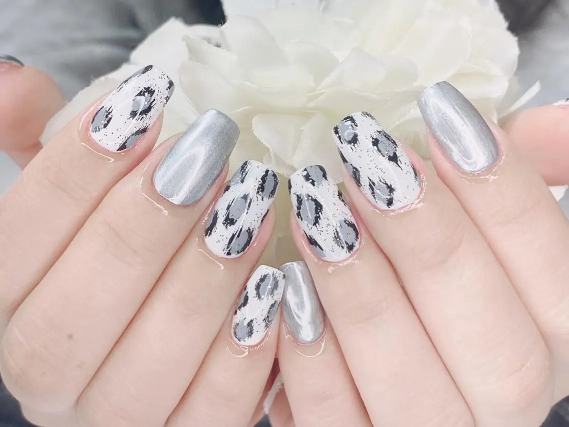 ネイル アニマル柄 アートネイル フレンチネイル グラデーション キラキラネイル Nail Salon ertiのネイルデザイン
