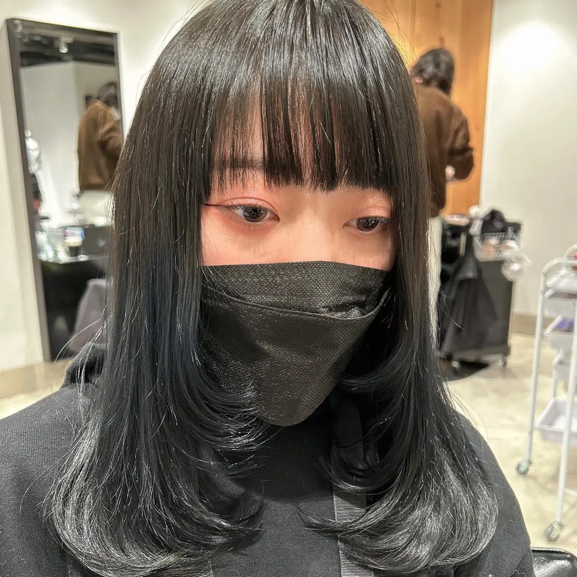 セミロング カラー 黒髪 ブルーカラー ブルーブラック 透明感カラー 顔まわりレイヤー カット ヘアカラー トリートメント ヘッドスパ スキバサミを使わない カット🌼唯🌼のヘアスタイル