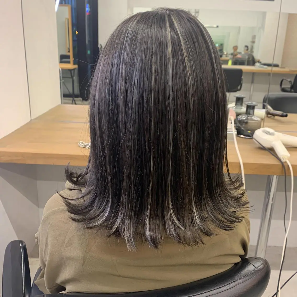 ミディアム カラー 切りっぱなしボブ ハイライトカラー ボブ ハイライト 外ハネヘア 難波 茜のヘアスタイル