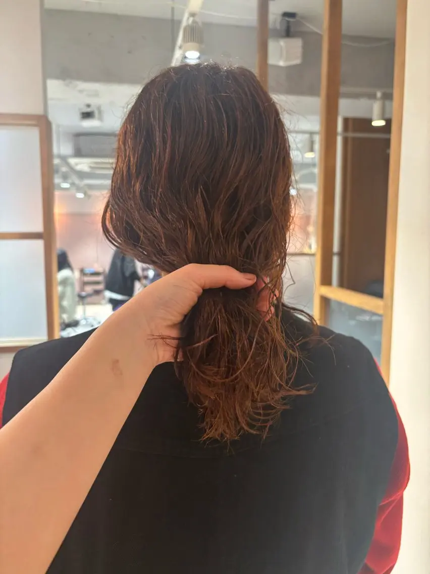 ミディアム カラー パーマ ミディアムパーマ ブリーチ ブラウンカラー オレンジ オレンジブラウン カット ヘアカラー パーマ トリートメント mei|顔まわり ×透明感カラーのヘアスタイル