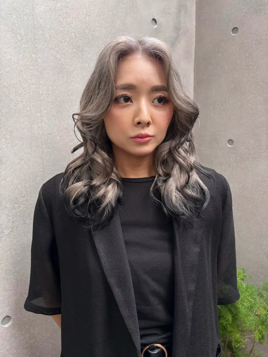 セミロング カラー ベージュカラー ブリーチ 抜きっぱなしブロンド ブロンド ブルーカラー ヘアカラー ハイトーンカラー/ デザインカラー/瑛樹のヘアスタイル