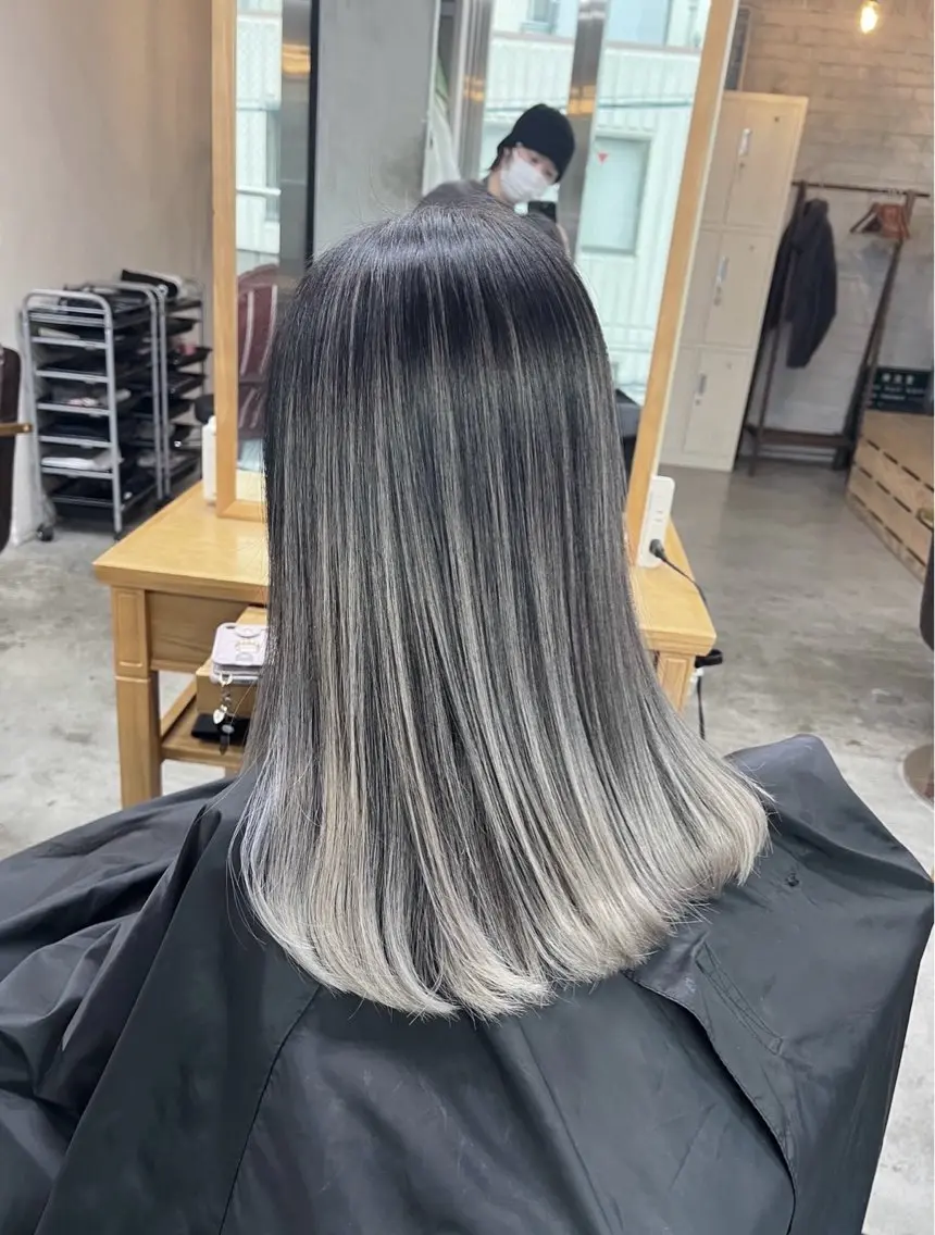 セミロング カラー バレイヤージュ シルバー ホワイトシルバー レイヤーカット ヘアカラー トリートメント 指名数No.1 /NAOYAのヘアスタイル