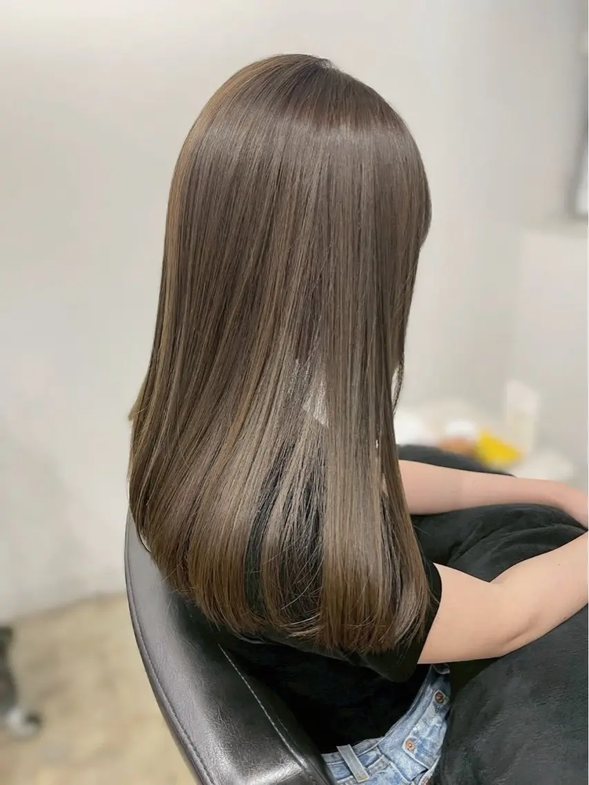 ロング カラー ベージュカラー オリーブベージュ 羽成 優衣菜のヘアスタイル