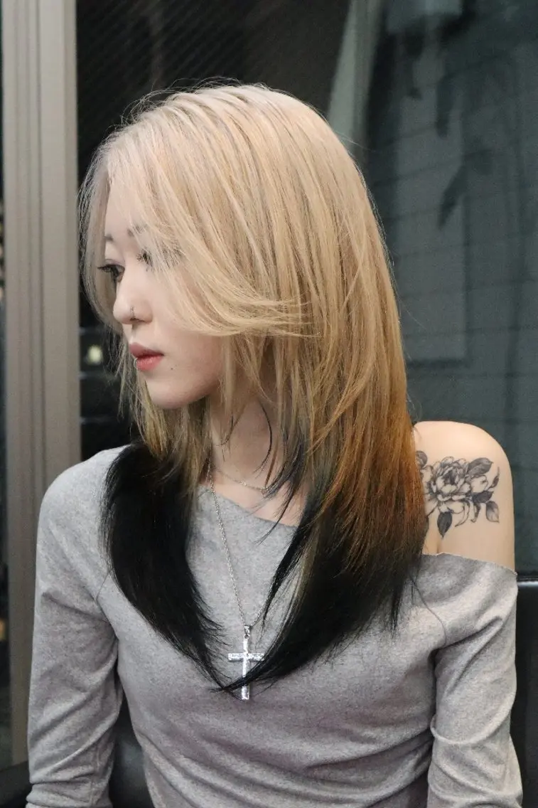 カラー ロング 佐藤 郁のヘアスタイル