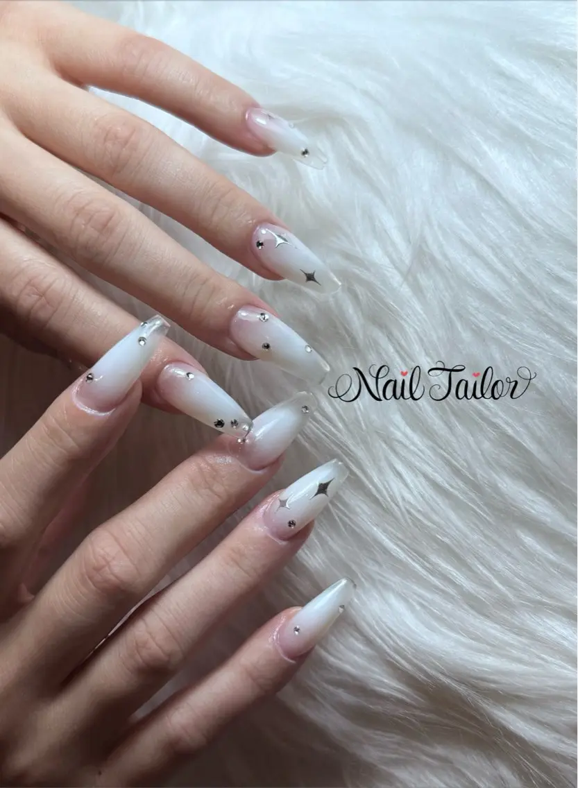 ネイル クリアネイル 成人式 ロングネイル ホワイト ハンドネイル NailTailor ネイルテイラーのネイルデザイン