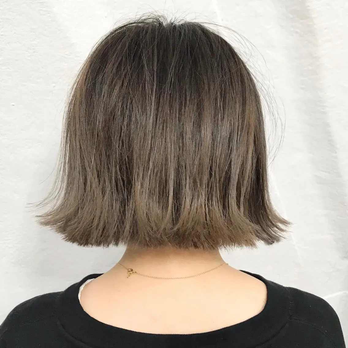 ショート カラー ブリーチ グレージュ タンバルモリ 外ハネヘア K-POP好き美容師 🇰🇷Kai.Yのヘアスタイル