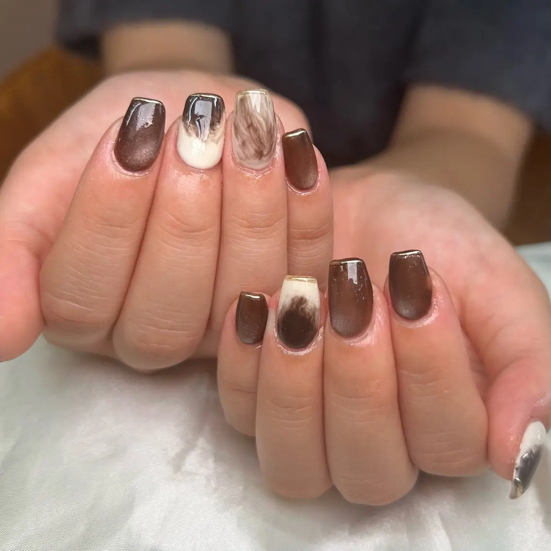 ネイル ブラウン ニュアンスネイル shine'an fuka🌿🫧のネイルデザイン