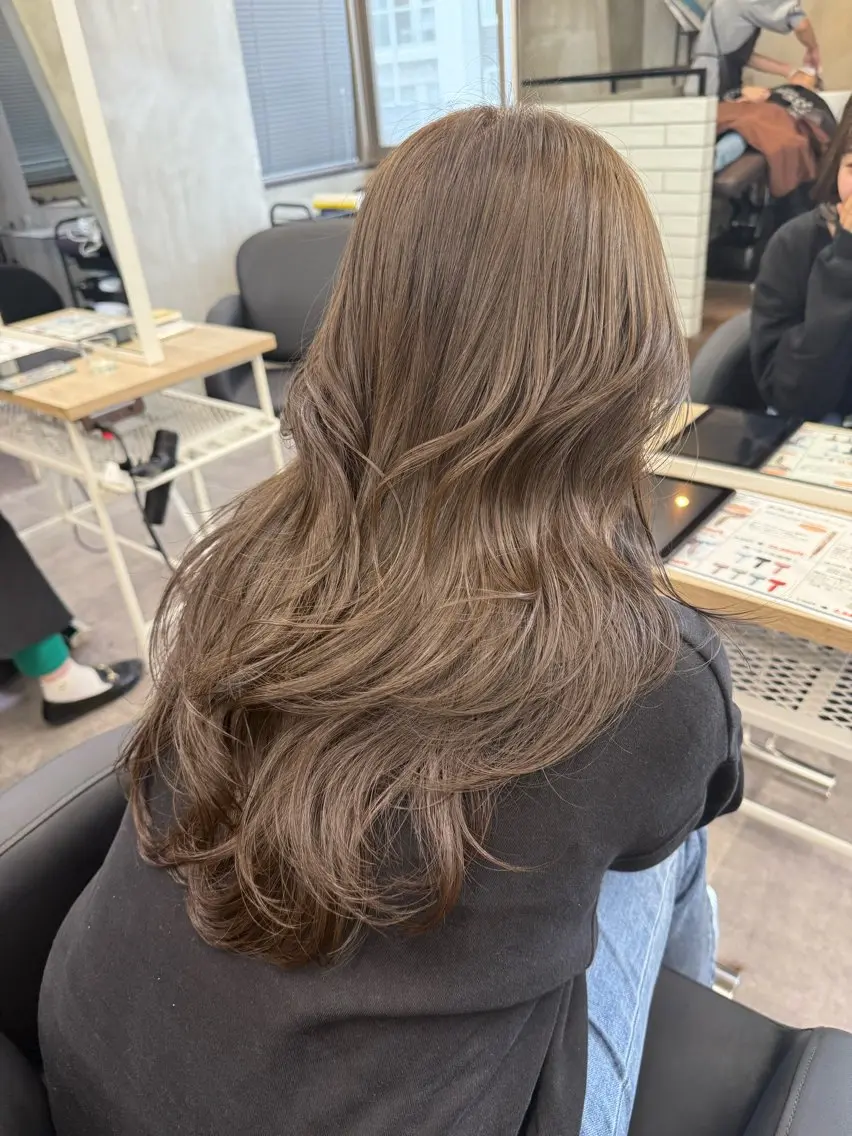 ロング カラー アッシュ ベージュカラー 透明感カラー ヘアカラー トリートメント M CHIHIROのヘアスタイル