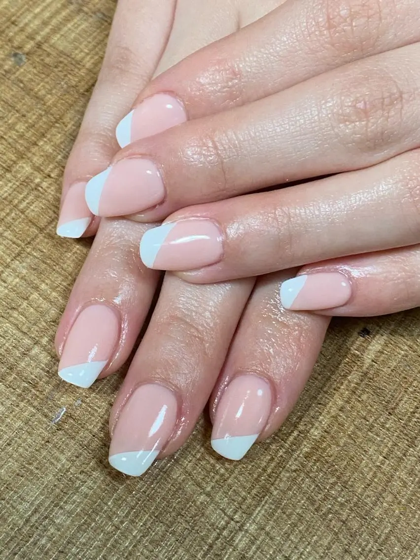 【ハンド】ワンカラーベース🩵フレンチ🩵ラメグラの写真