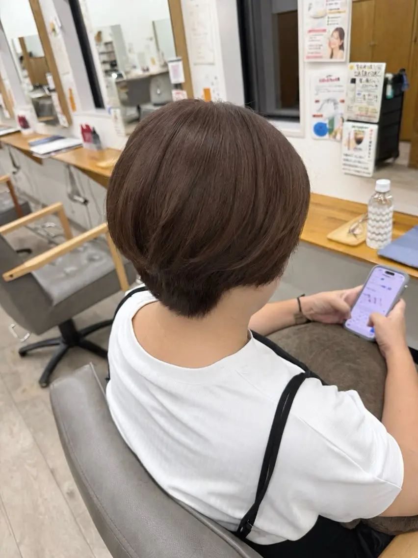 ショート ショートヘア カット ヘアカラー ちほ/顔周りレイヤー /ベージュカラーのヘアスタイル