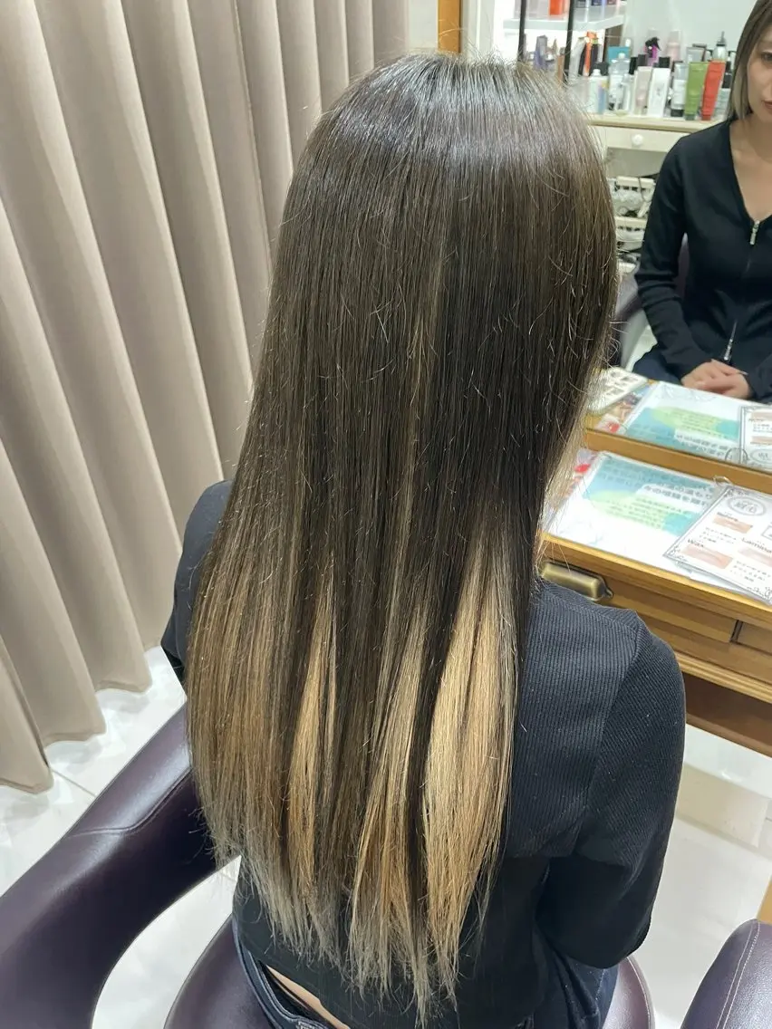 ロング カラー ベージュカラー ハイトーンカラー ハイトーンベージュ GRANDEUR natsukiのヘアスタイル