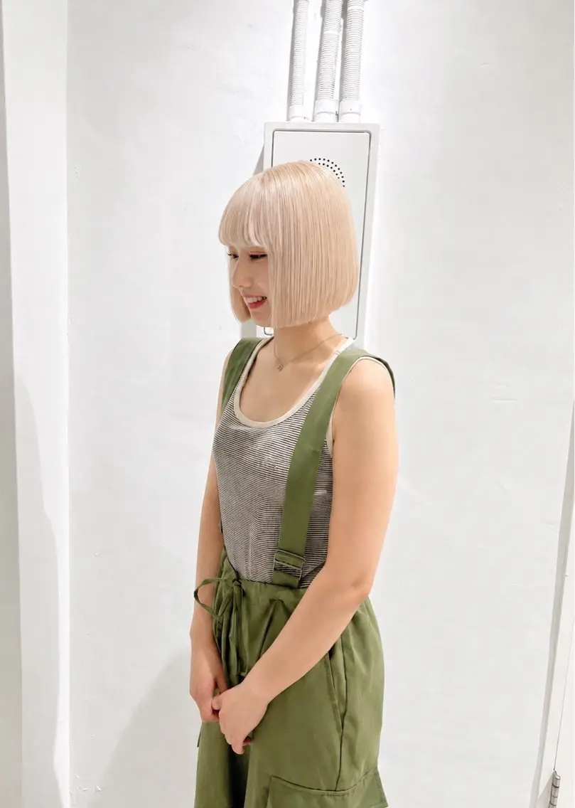 ミディアム 似合わせカット Muミュー/ブリーチ ハイトーン　Wカラーのヘアスタイル