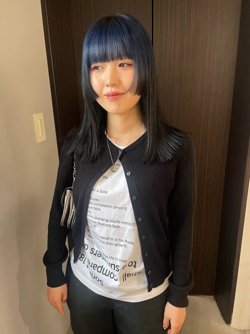 ミディアム カラー ブリーチ ブルーカラー ケアブリーチ デザインカラー ダブルカラー カット ヘアカラー トリートメント MIU/ルーツカラー 顔まわりレイヤーのヘアスタイル