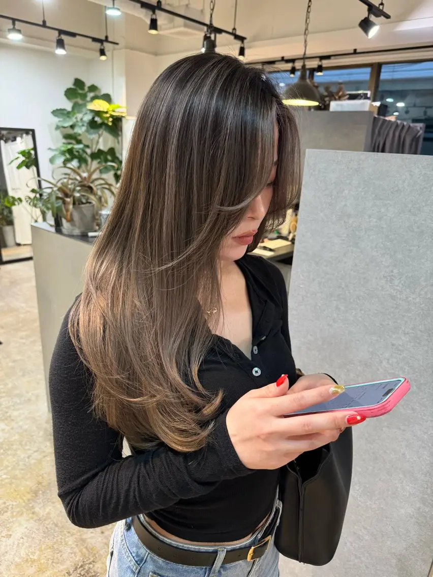 ロング カット ヘアカラー Merly Osakaのヘアスタイル