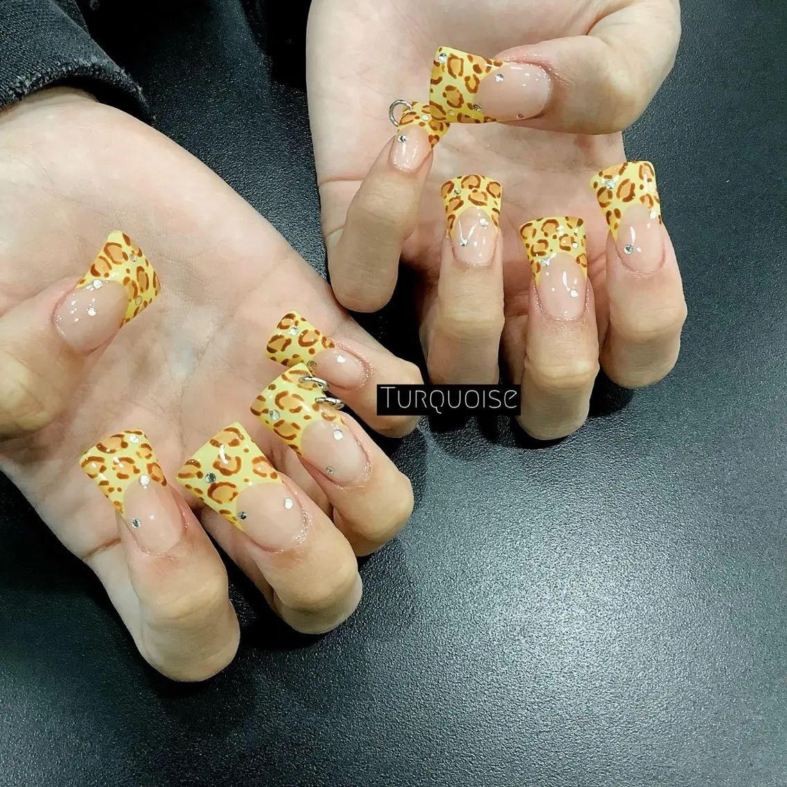 ネイル ハンドネイル 個性派ネイルサロン 💅🏼ターコイズのネイルデザイン