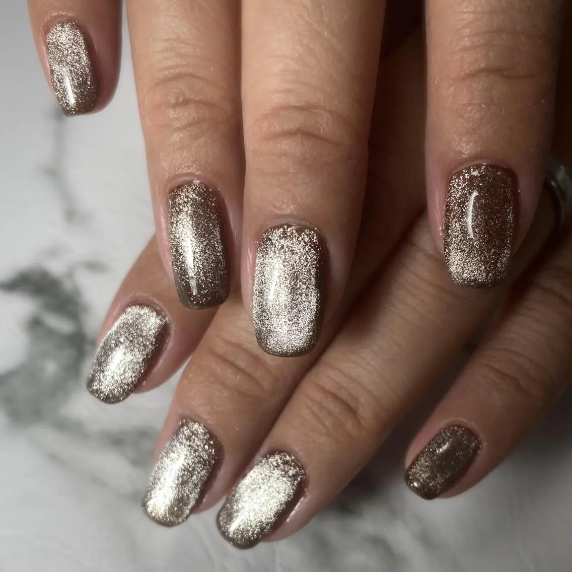 ミディアム ネイル ブラウン マグネットネイル ワンカラーネイル ハンドネイル &.nail/ ニュアンス/持込み可のネイルデザイン