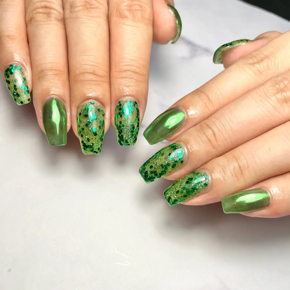 ネイル グリーン ラメ(グリッター) ミラーネイル ハンドネイル Oracion Nailのネイルデザイン