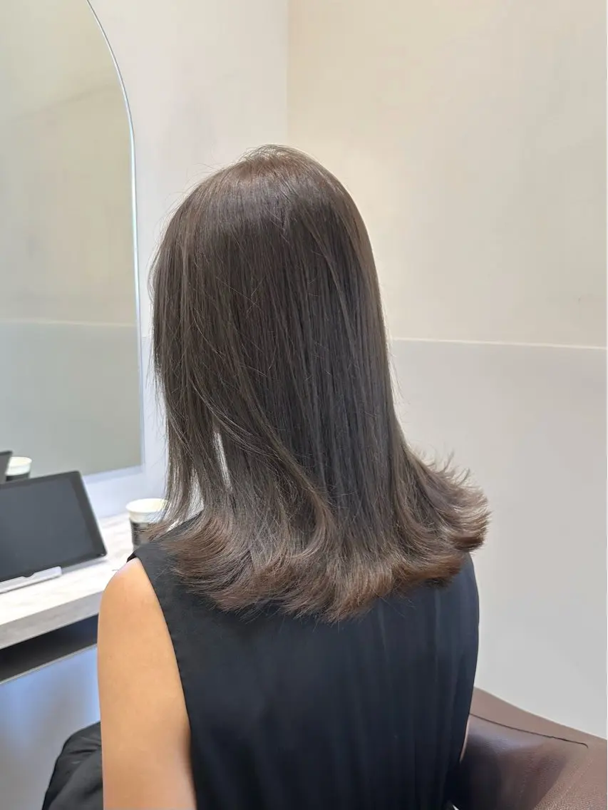ミディアム カラー ブリーチ グレージュ ブリーチなしカラー カット ヘアカラー トリートメント 矢野 晃平のヘアスタイル