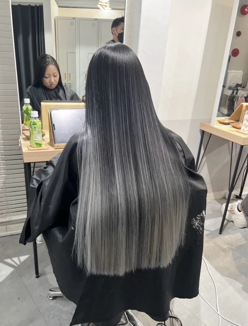ロング カラー バレイヤージュ シルバー ホワイトシルバー レイヤーカット 指名数No.1 /NAOYAのヘアスタイル