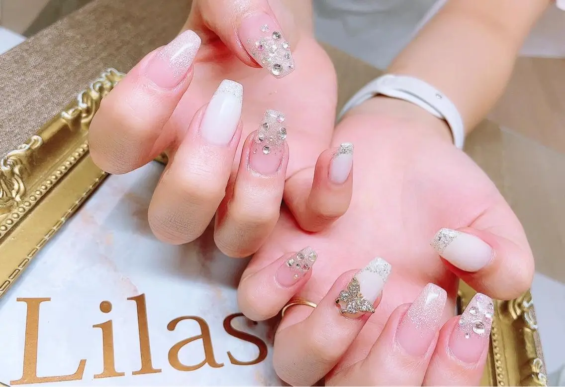 ネイル フレンチネイル ジェルネイル ガラスフレンチ グラデーション キラキラネイル Lilas Nailのネイルデザイン